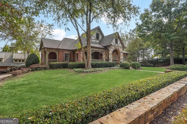 view of front of property featuring a front lawn