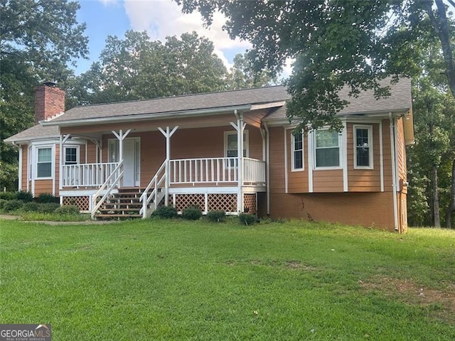 view of front facade featuring a porch and a front lawn