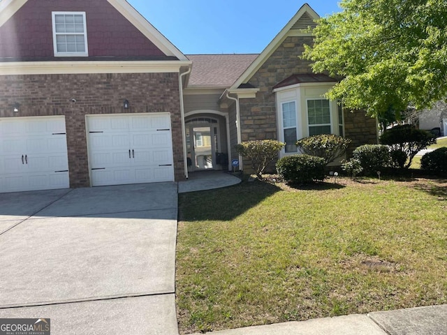 view of front of home featuring a front yard and a garage