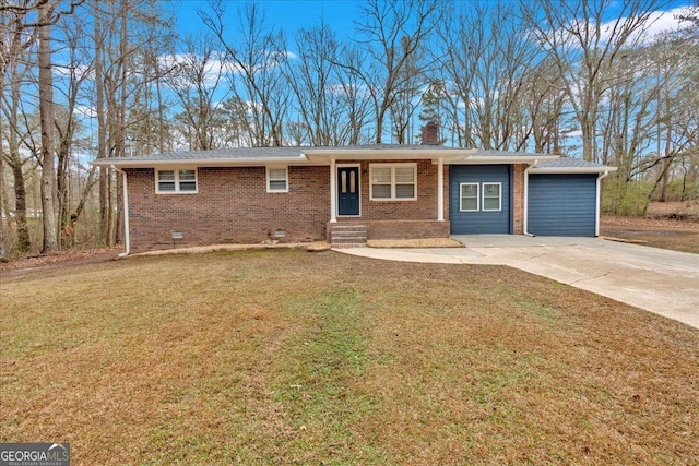 single story home featuring a front lawn