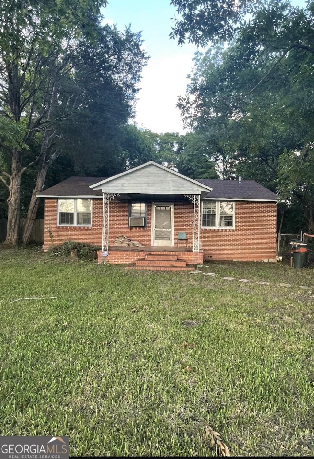 single story home featuring a front yard