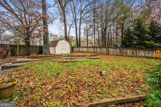 view of yard featuring a storage unit