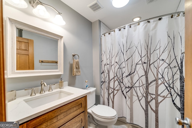 bathroom featuring a shower with shower curtain, vanity, and toilet