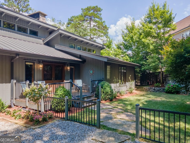 view of front of house with covered porch and a front lawn