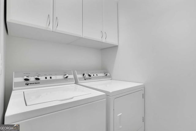 laundry room with cabinets and independent washer and dryer