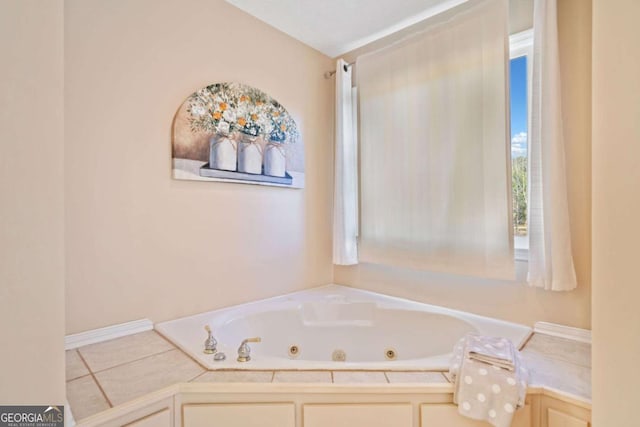 bathroom featuring a washtub