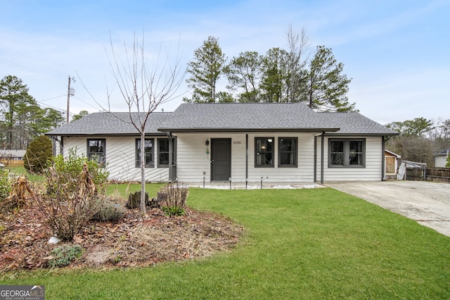 single story home with a front yard