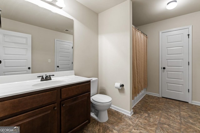 bathroom with a shower with curtain, vanity, and toilet