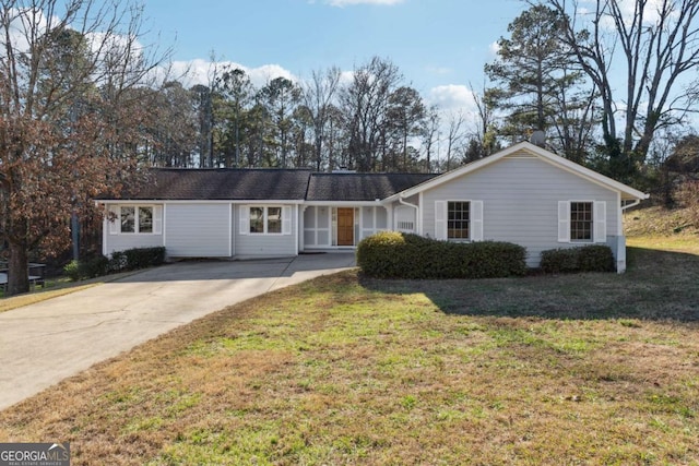 single story home featuring a front lawn