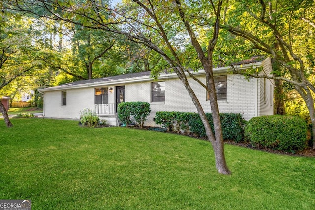 single story home with a front yard