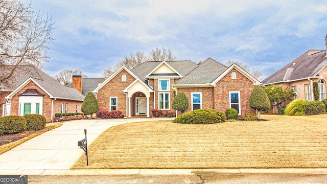 view of front of property featuring a front lawn