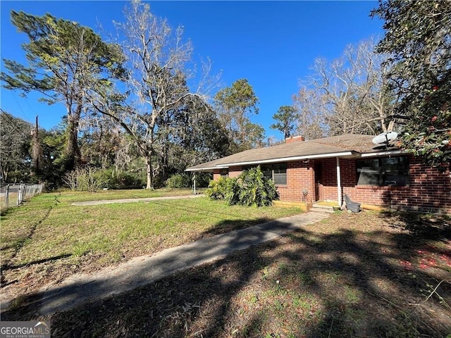 view of front of home featuring a front lawn