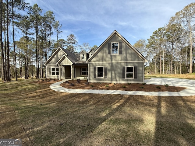 view of front of home featuring driveway and a front lawn