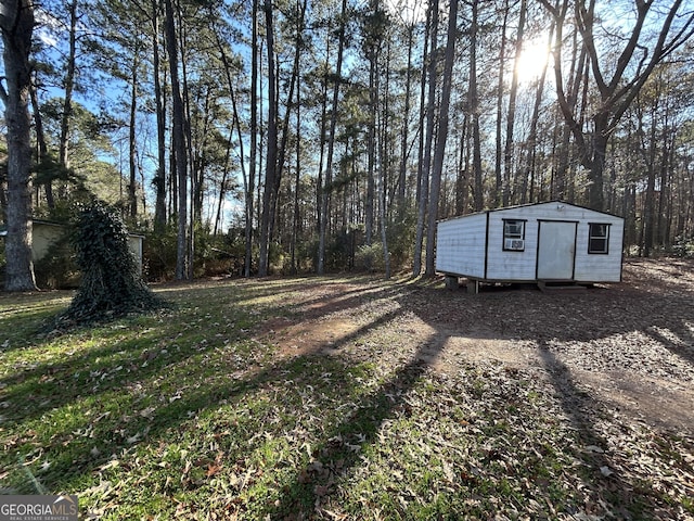 view of yard featuring a storage shed and an outdoor structure