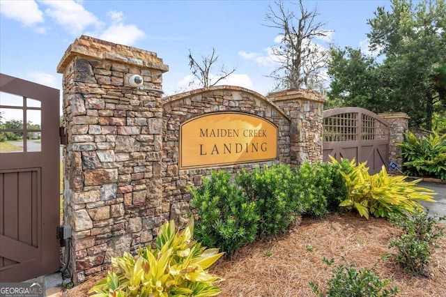 view of community / neighborhood sign