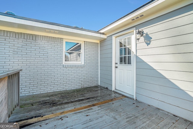 property entrance featuring a deck