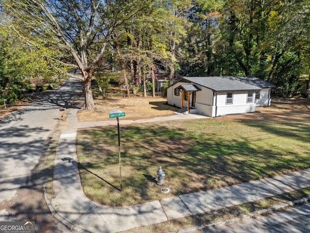 view of front facade with a front lawn