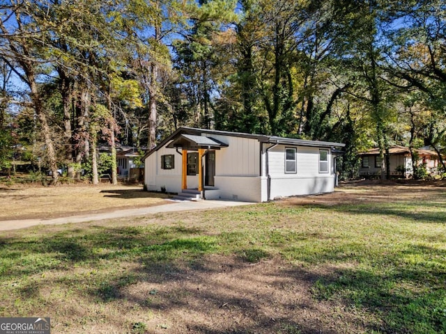 view of front facade with a front yard