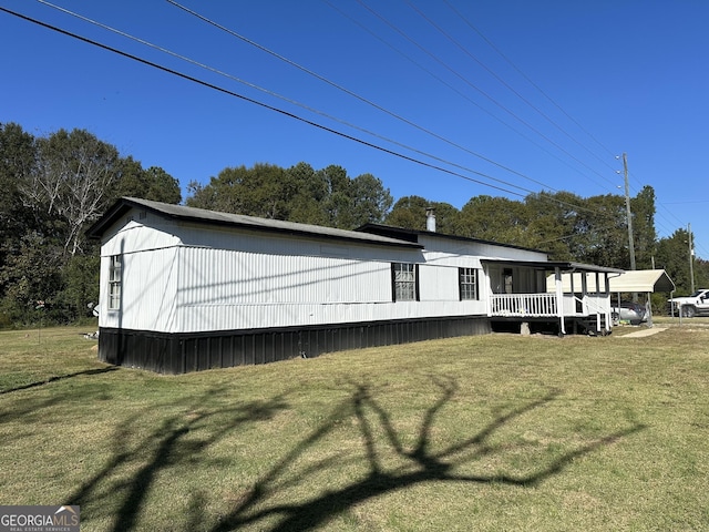 view of side of property featuring a yard