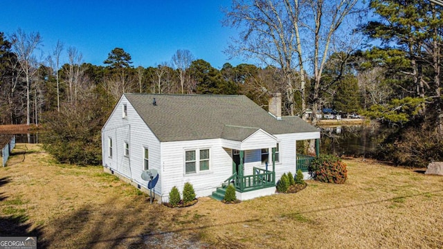 view of front facade with a front yard