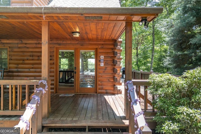 entrance to property featuring a wooden deck