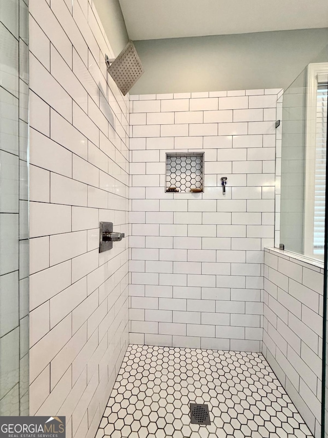 bathroom featuring a tile shower