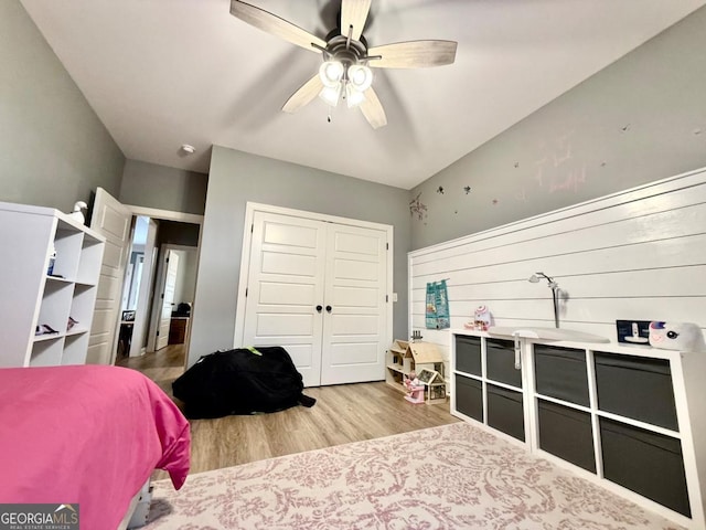 bedroom featuring ceiling fan, light hardwood / wood-style floors, and a closet