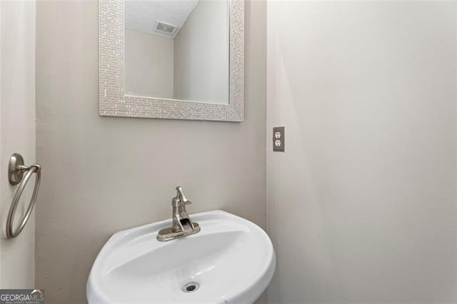 bathroom featuring sink