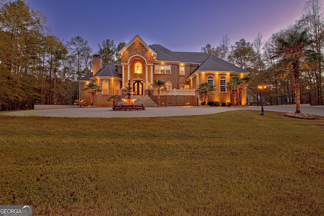 view of front of house featuring a lawn