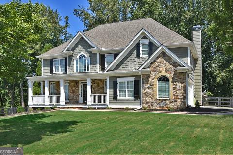 craftsman inspired home with a porch and a front lawn