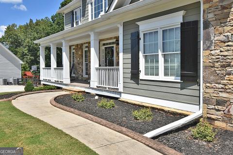 doorway to property featuring a porch