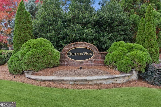 community sign with a yard