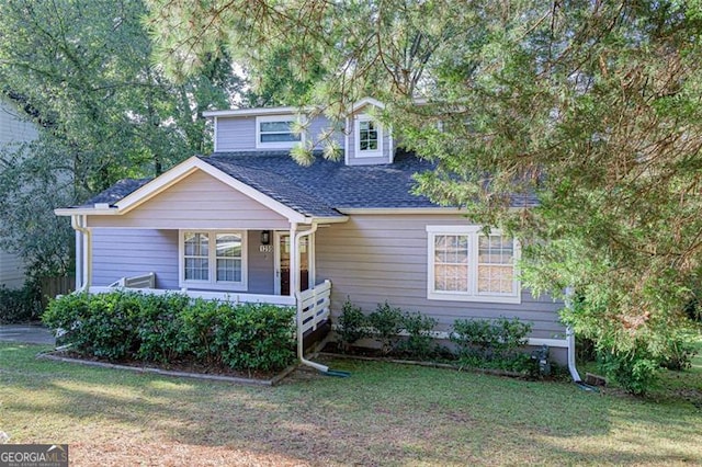 view of front facade featuring a front yard and a porch