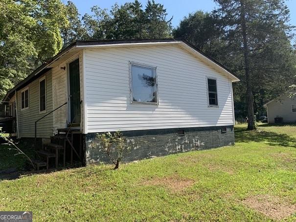 view of side of property featuring a lawn