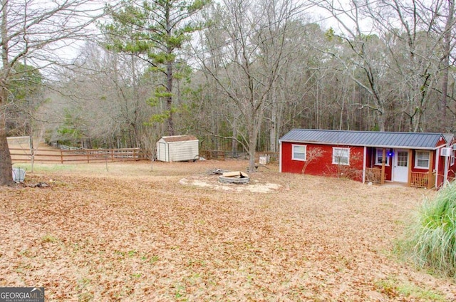 view of yard featuring an outbuilding