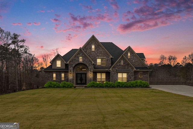 view of front of property featuring a lawn