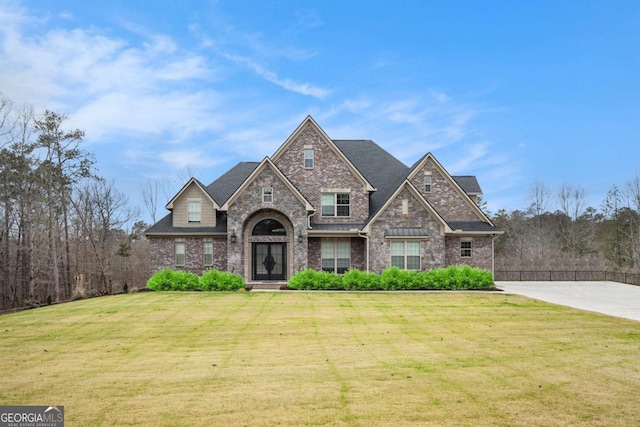 view of front of property featuring a front yard