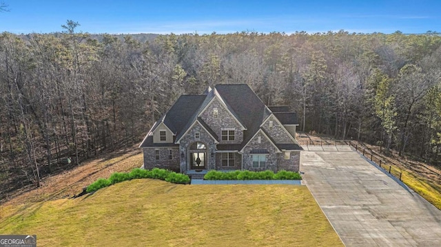 view of front of property featuring a front lawn