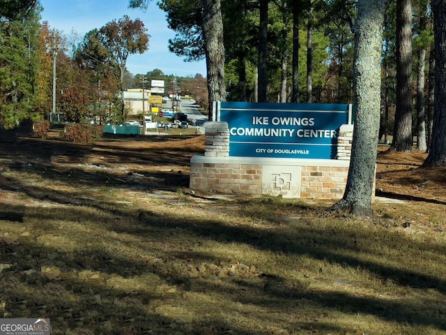 community sign with a lawn