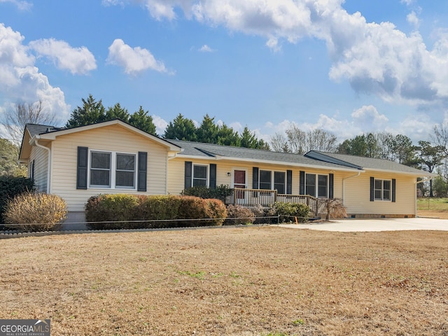 single story home with a porch