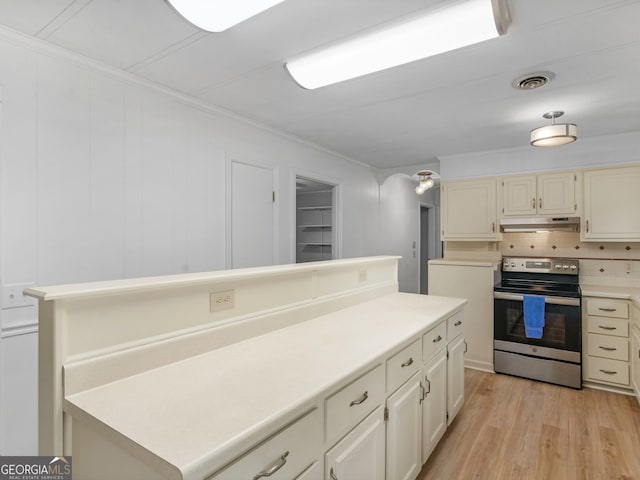 kitchen with light hardwood / wood-style floors, electric stove, crown molding, and tasteful backsplash