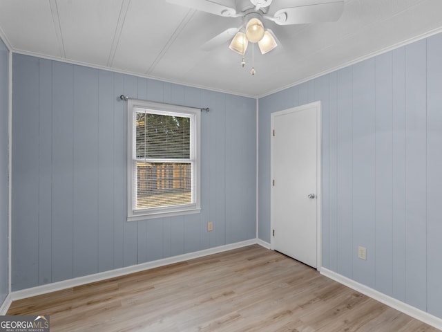 unfurnished room with ceiling fan, crown molding, and light hardwood / wood-style floors