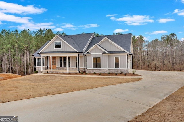 view of front facade with a porch and a front yard