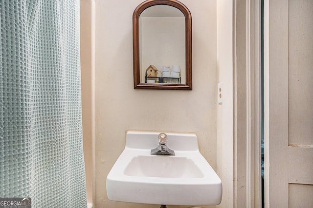 bathroom featuring sink