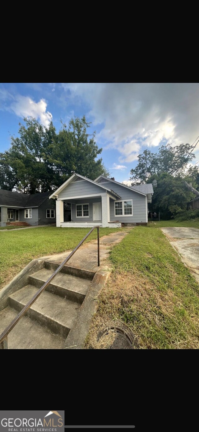 view of front of home with a front lawn