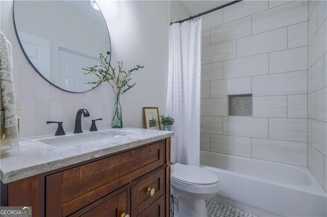 full bathroom with vanity, toilet, shower / bathtub combination with curtain, and decorative backsplash