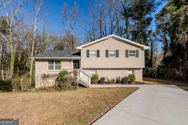 tri-level home featuring a front yard