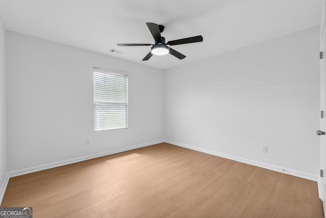 empty room featuring light hardwood / wood-style floors and ceiling fan