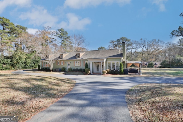 view of front of property featuring a front lawn