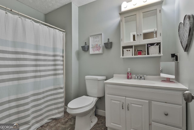 bathroom with toilet, baseboards, a shower with shower curtain, and vanity